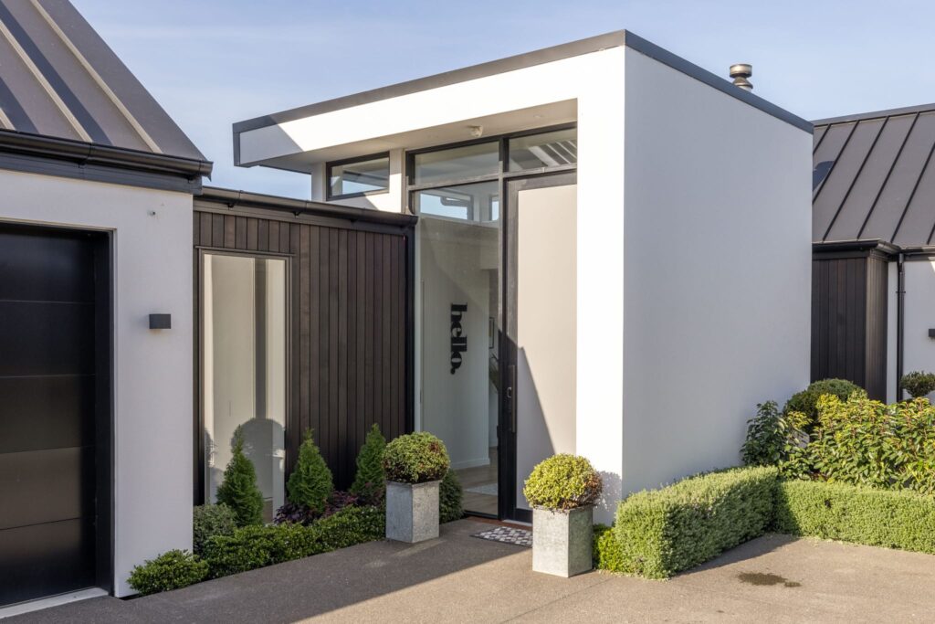 mohs_developments_canterbury_projects_11_ashford_avenue_3 Modern architectural entrance of a luxury home.